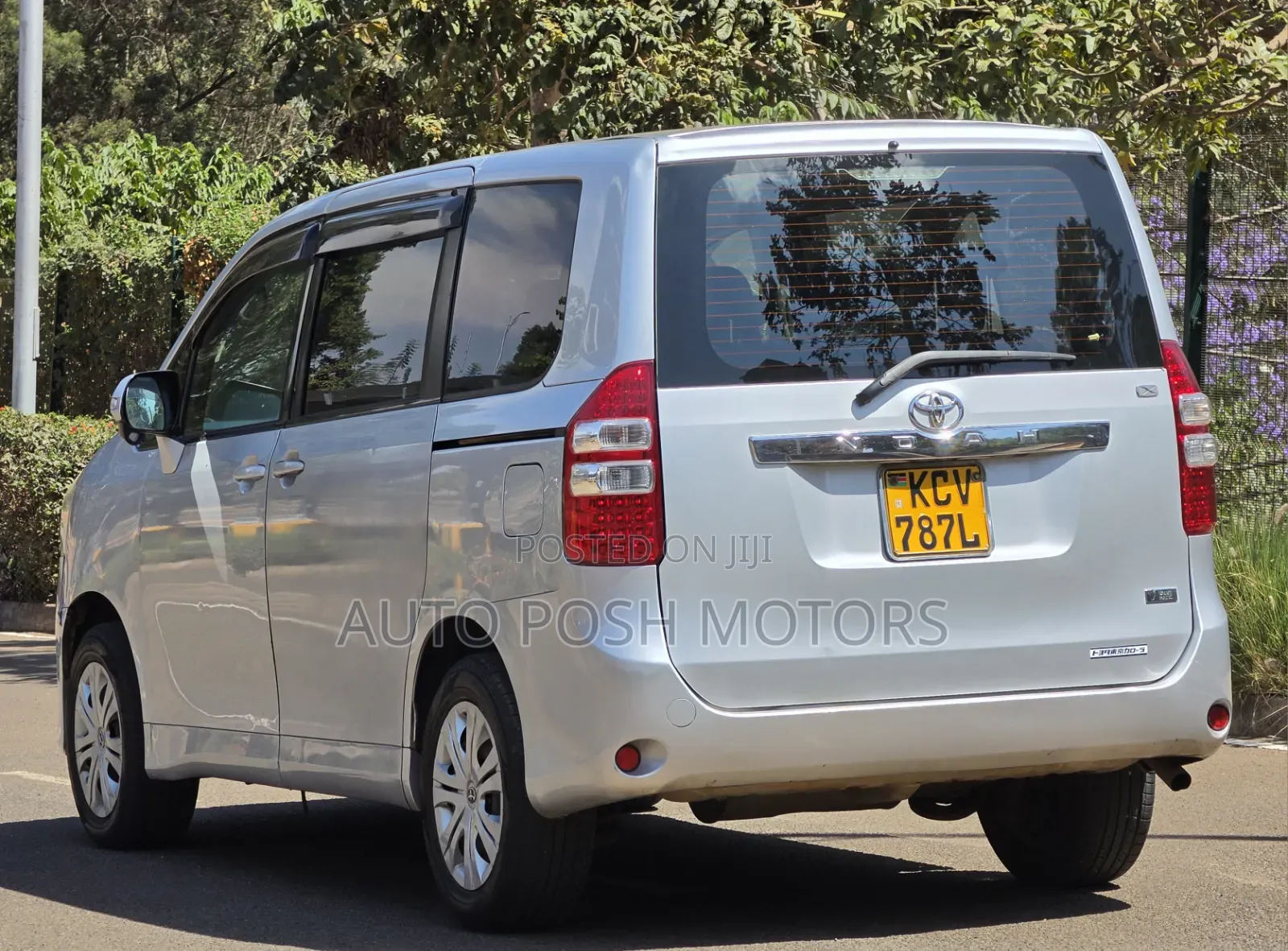 Toyota Noah 2012 Silver