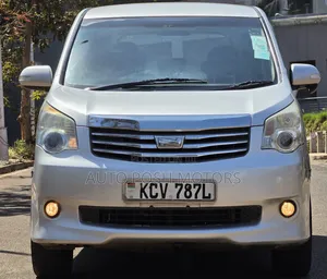 Toyota Noah 2012 Silver