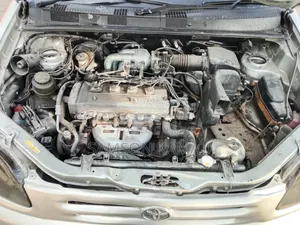 Toyota Raum 2000 Silver