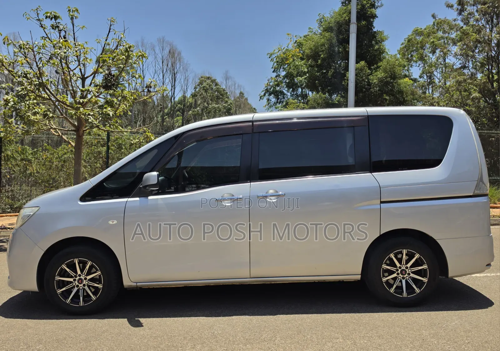 Nissan Serena 2011 Silver
