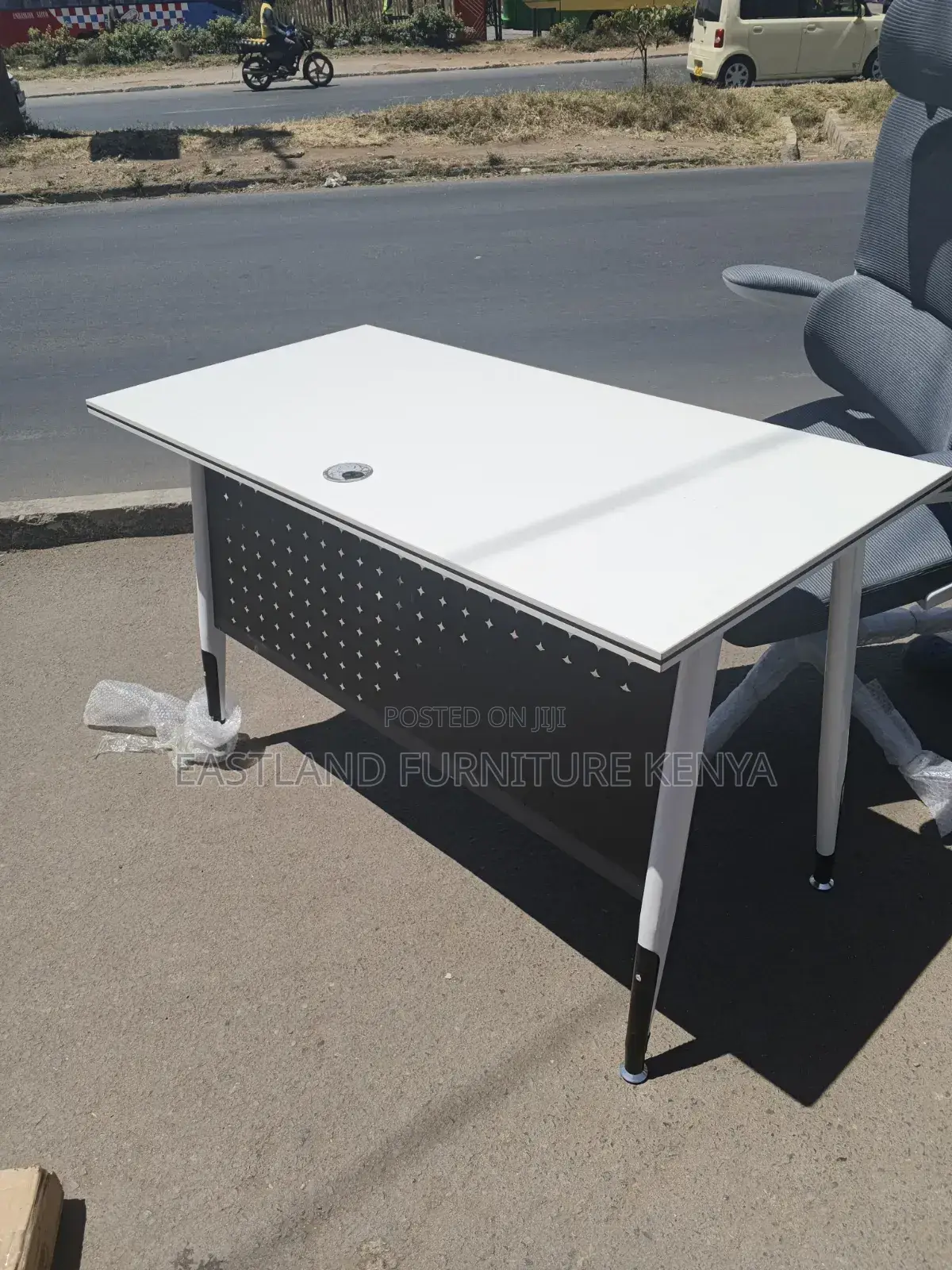 Modern Office Desk | Executive Computer Table With Privacy Panel .