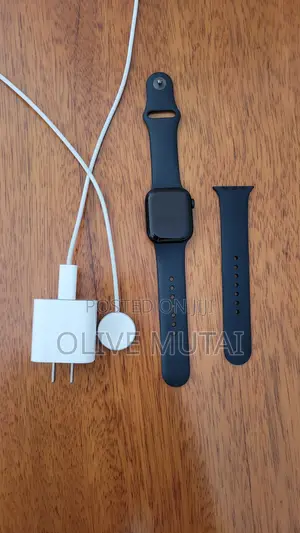 Apple Watch Series 8,41mm GPS – Complete With Charger & Extra Strap