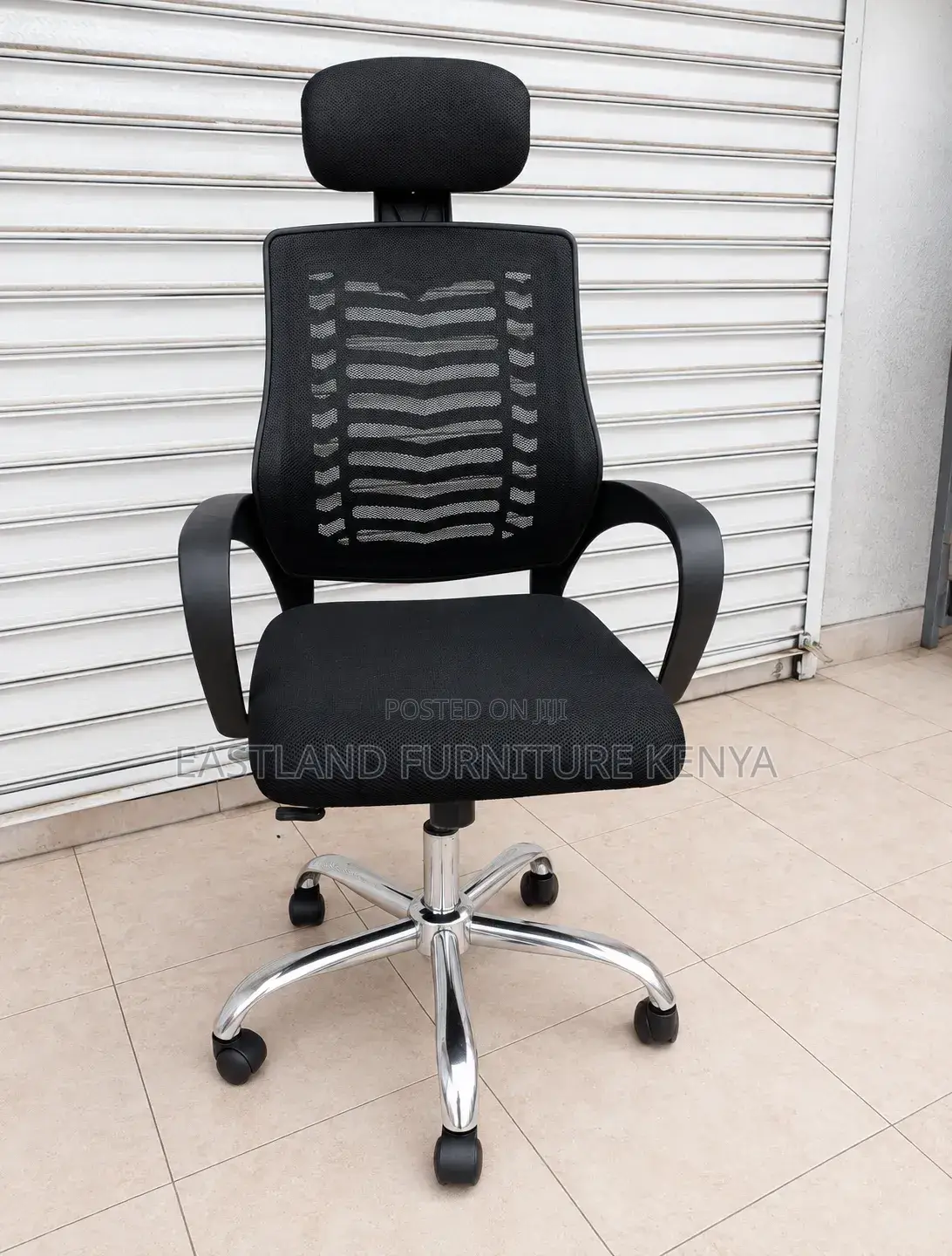 Black Mesh Executive Chair With Headrest & Chrome Base.