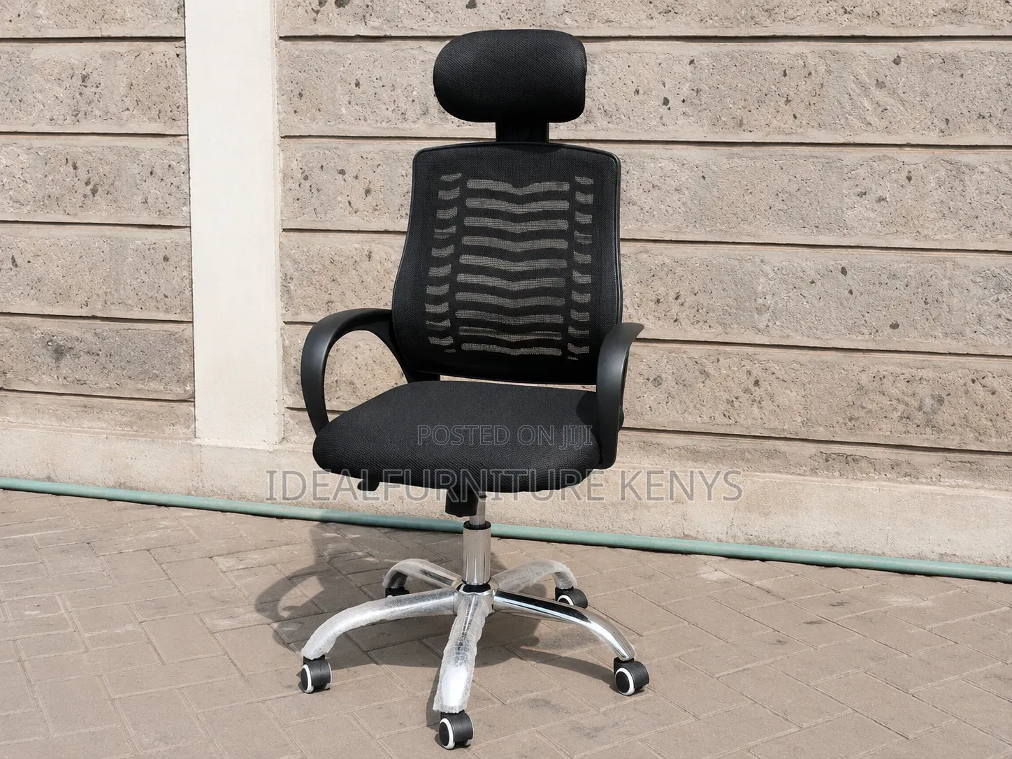 Black Mesh Executive Chair With Headrest & Chrome Base.