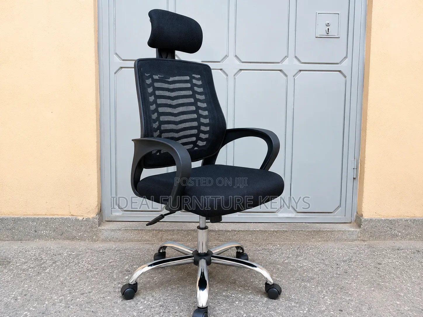 Black Mesh Executive Chair With Headrest & Chrome Base.