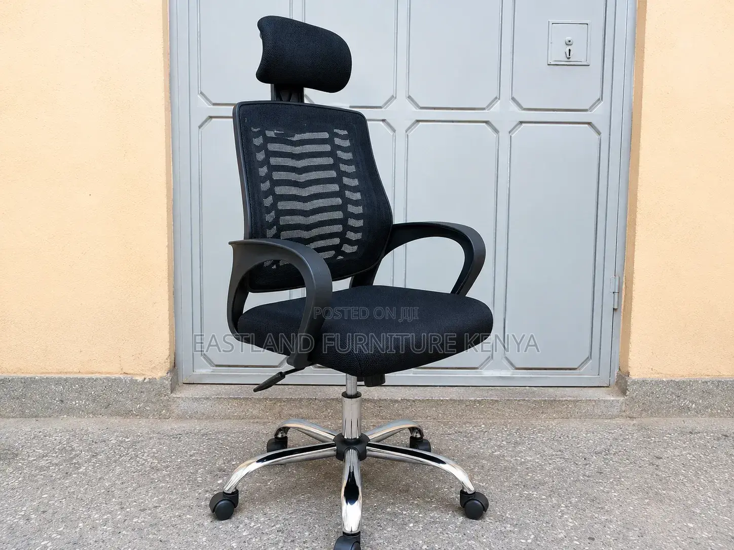 Black Mesh Executive Chair With Headrest & Chrome Base.