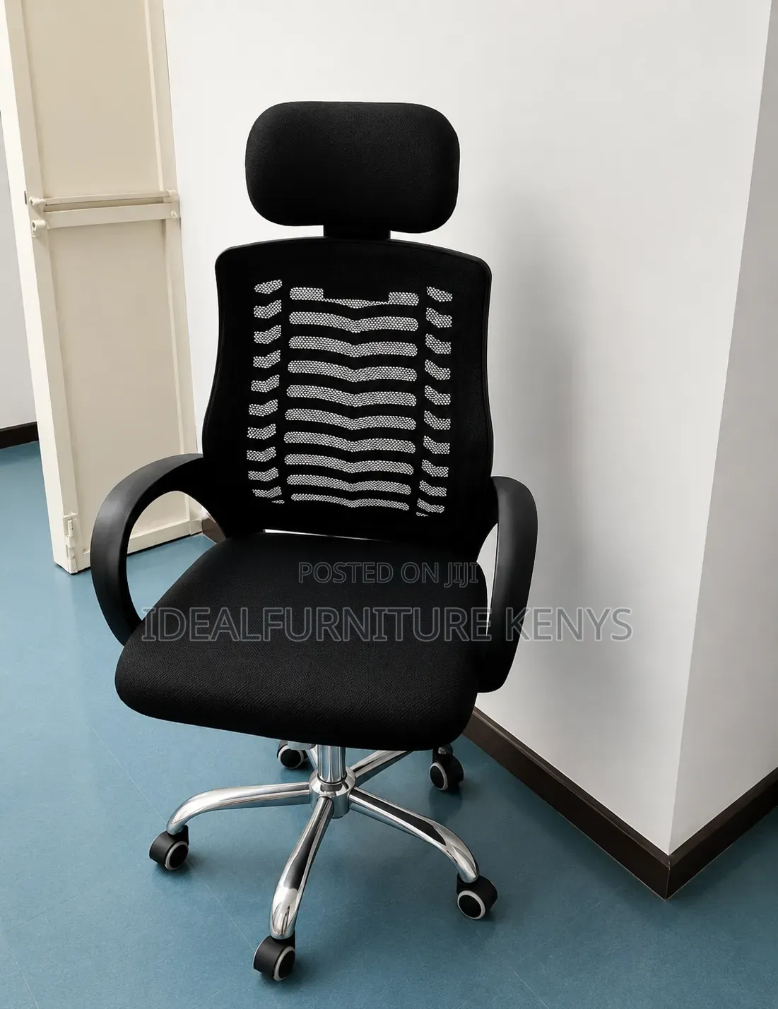 Black Mesh Executive Chair With Headrest & Chrome Base.