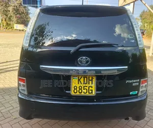Toyota ISIS 2016 Matt Black