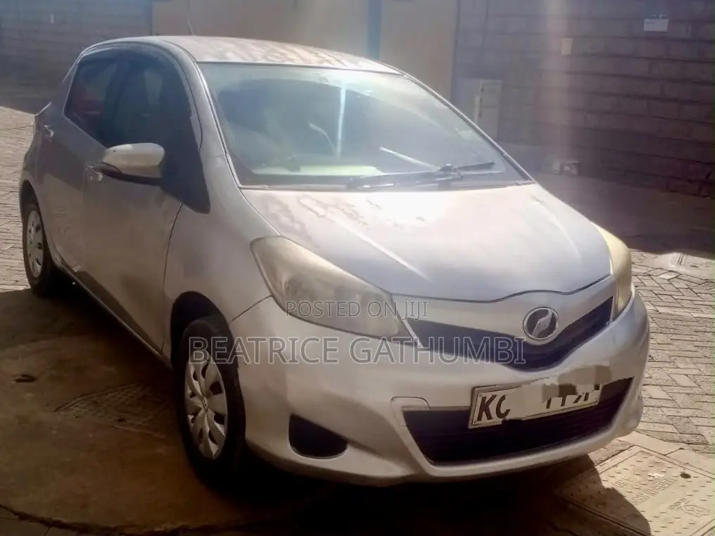 Toyota Vitz 2012 Silver