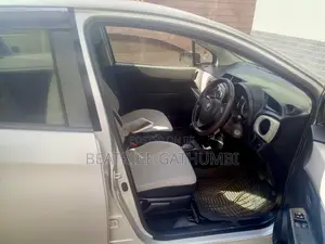 Toyota Vitz 2012 Silver
