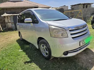 Toyota Noah 2010 Silver