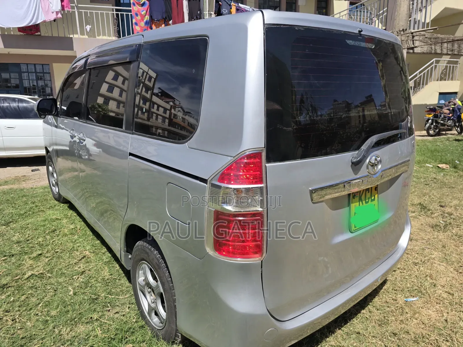 Toyota Noah 2010 Silver