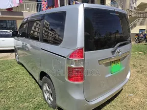 Toyota Noah 2010 Silver
