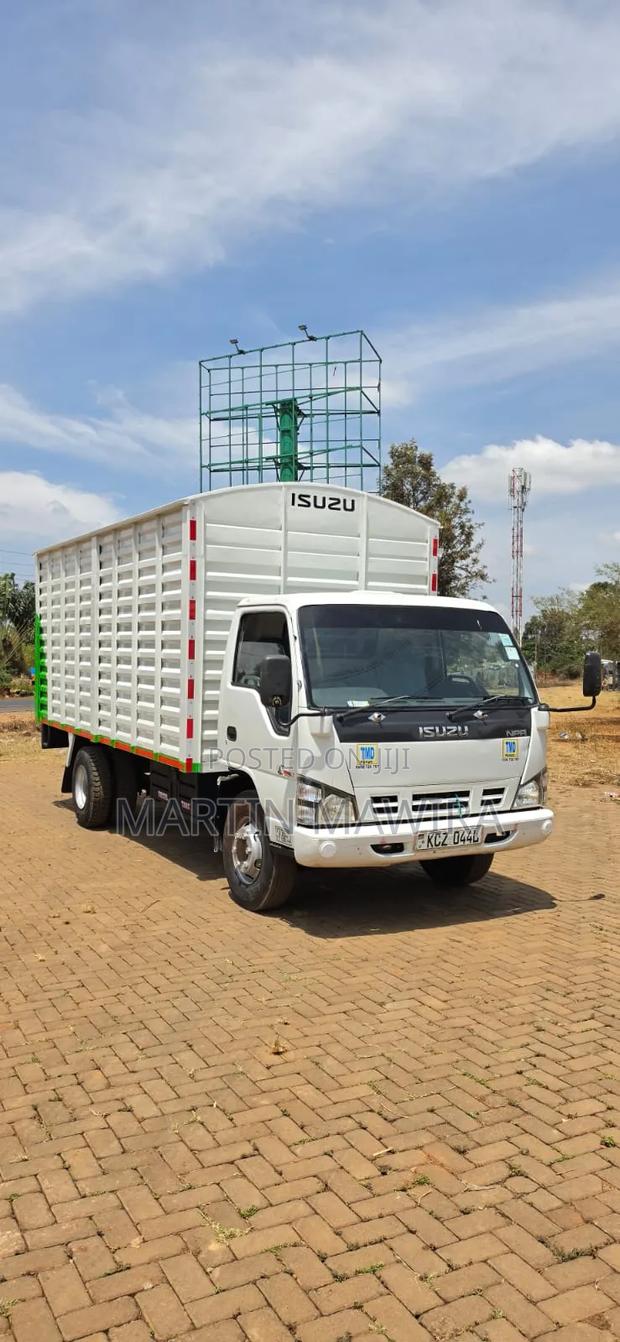 Isuzu NPR 2020 White - main view