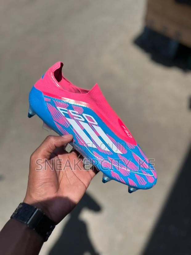 Laceless F50 Metal Studs Softground Football Boots