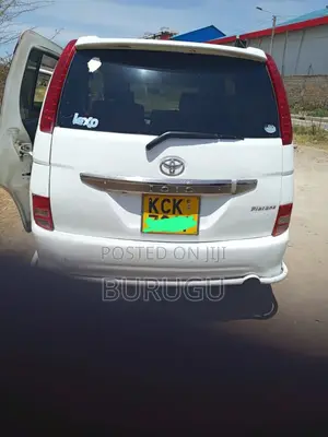 Toyota ISIS 2009 White