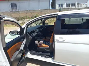 Toyota ISIS 2009 White
