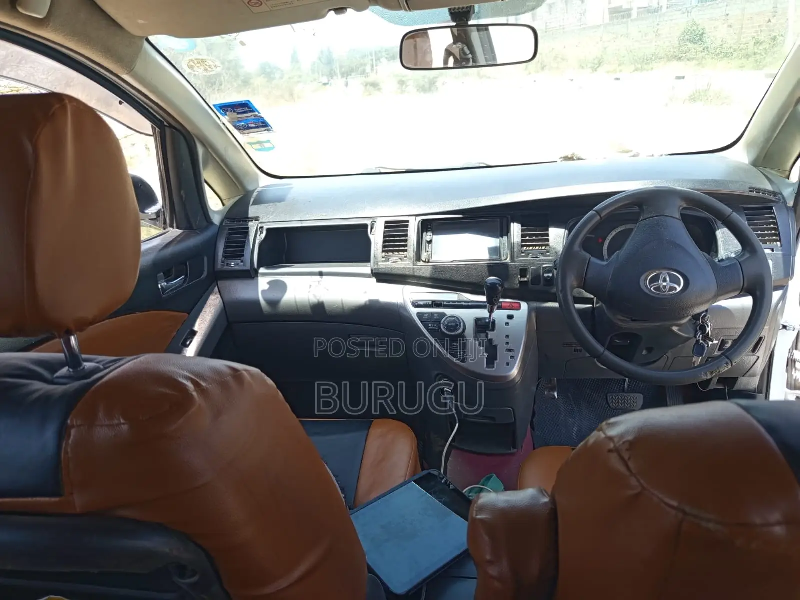 Toyota ISIS 2009 White