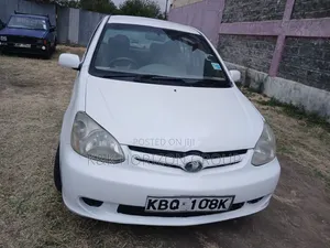 Toyota Platz 2000 White