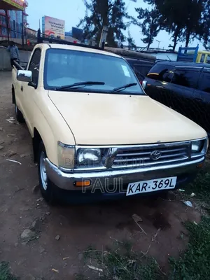 Toyota Hilux 2004 Yellow