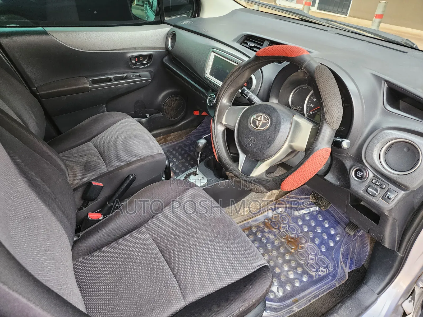 Toyota Vitz 2013 Silver