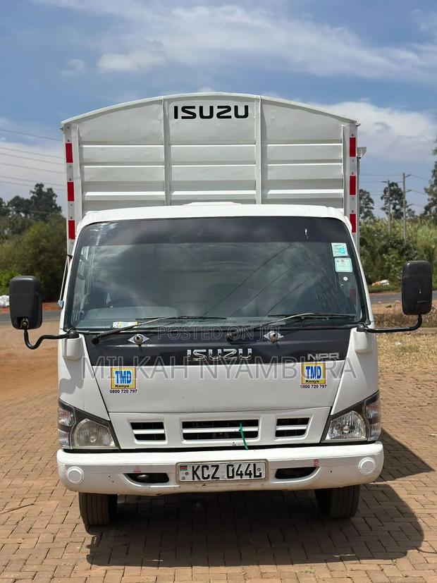 Isuzu NPR Local 2020 White - main view