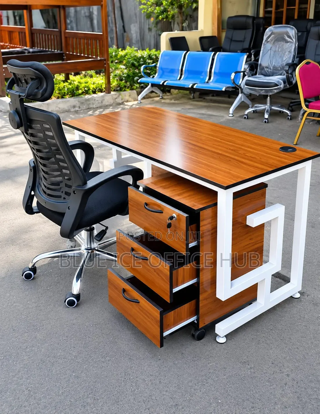 Modern Office Desk With 3 Drawers & Executive Chair.