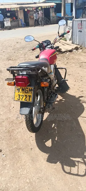 Honda CB 2023 Red