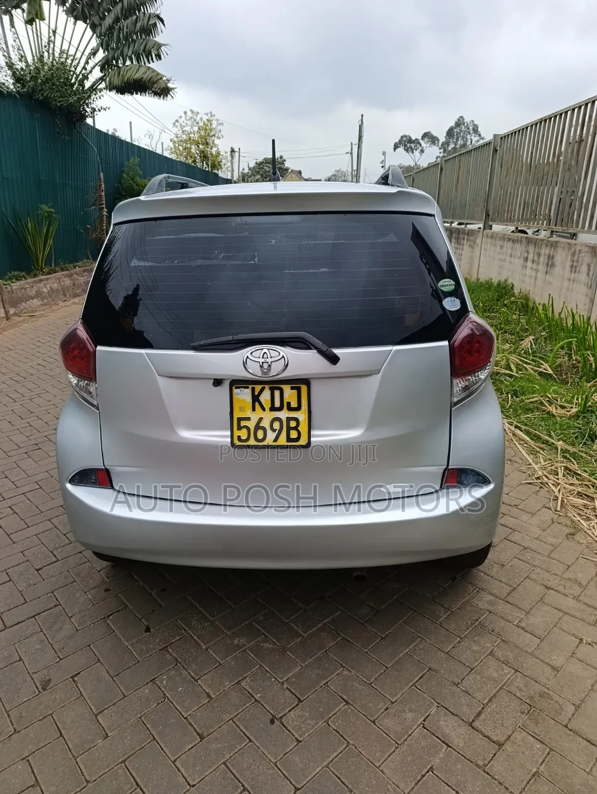 Toyota Ractis 2015 Silver