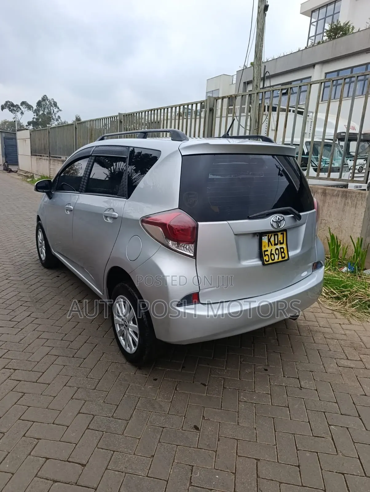 Toyota Ractis 2015 Silver