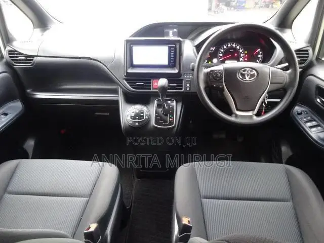 Toyota Noah 2.0 AWD (7 Seater) 2017 Silver