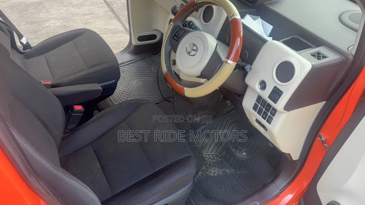 Toyota Porte 2017 Orange