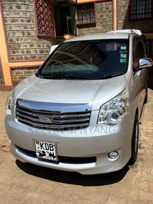 Toyota Noah 2.0 FWD (8 Seater) 2014 Silver