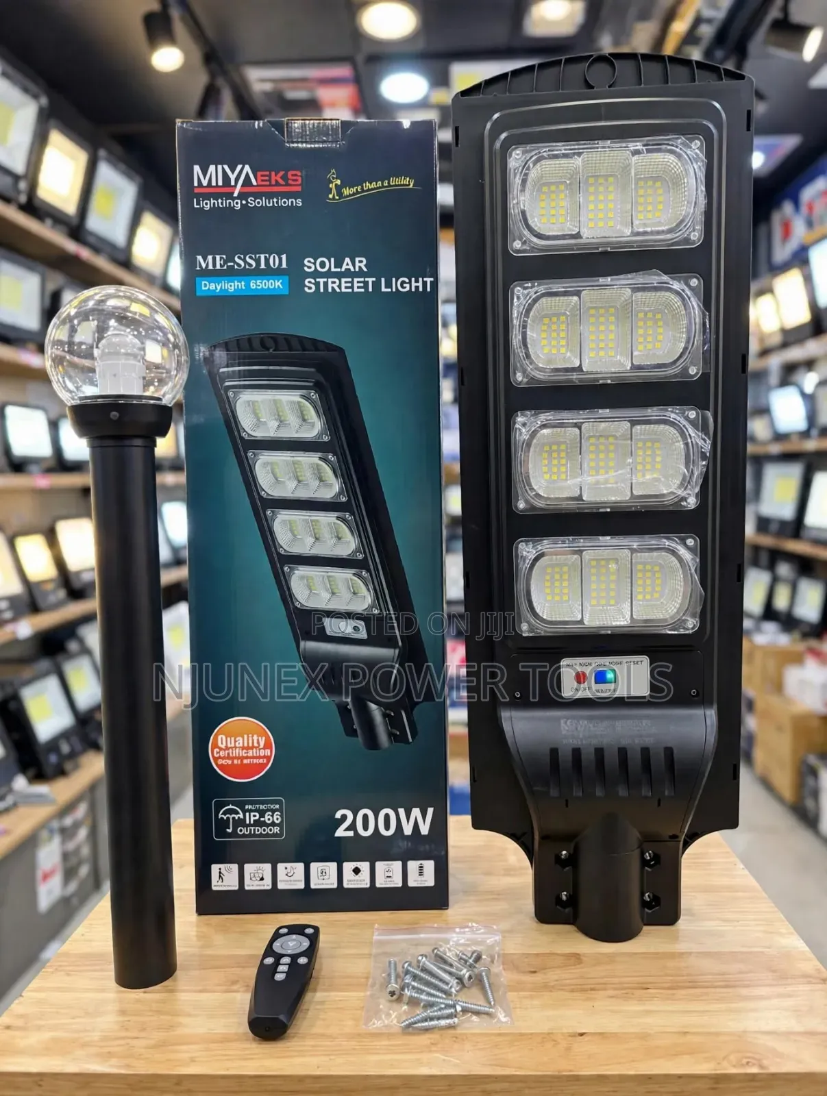 Miyaeks ME-SST01 200W Solar Street Light an Integrated LED Panel