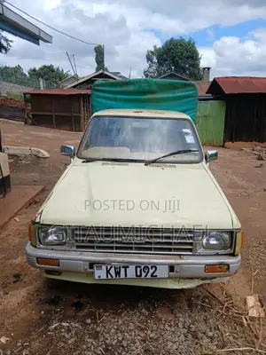 Toyota Hilux 1990 Beige
