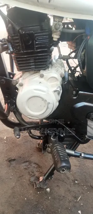 Bajaj Boxer 150 UG 2022 White