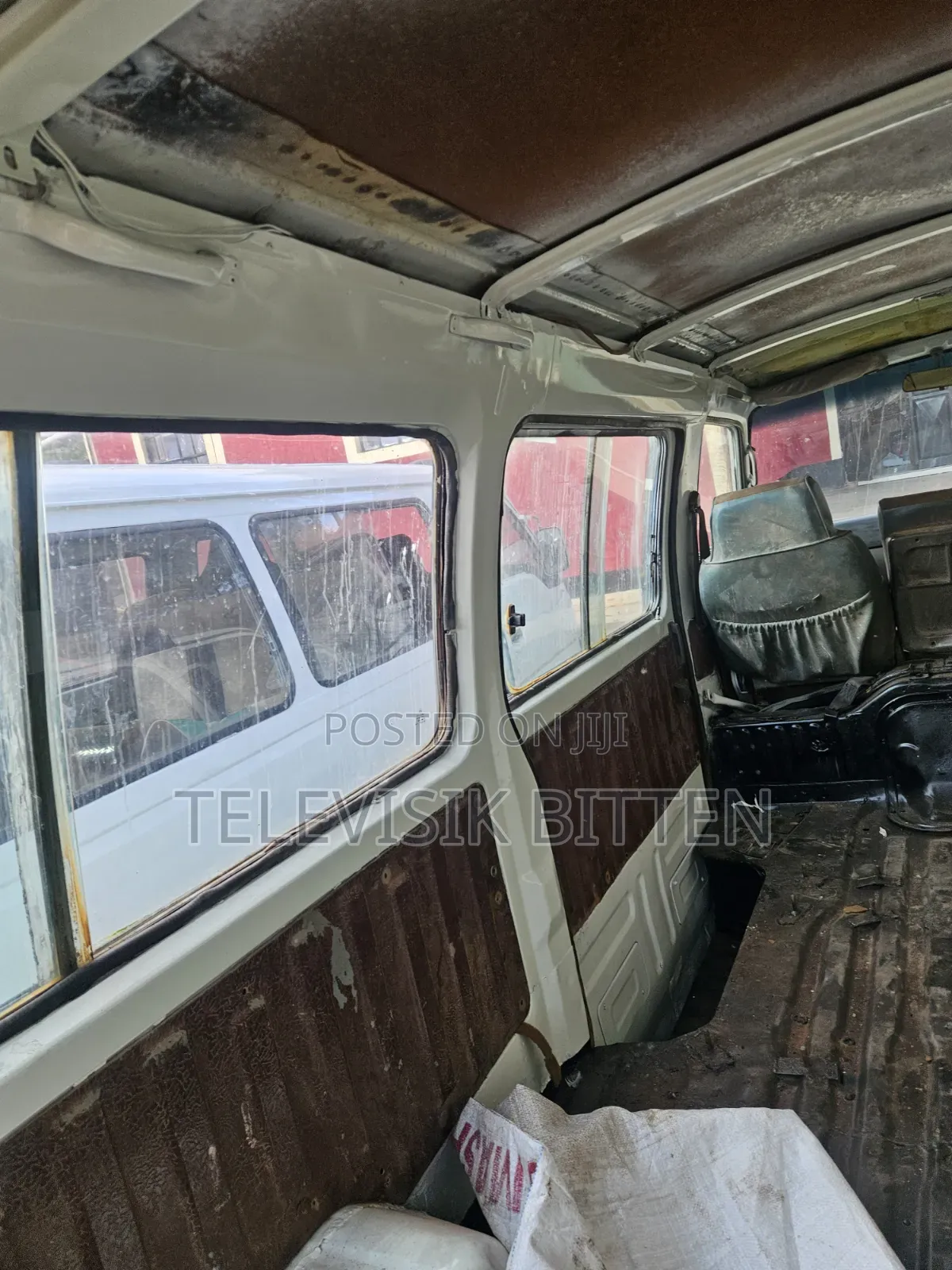 Nissan Caravan (Urvan) 2011 White