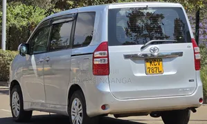 Toyota Noah 2012 Silver