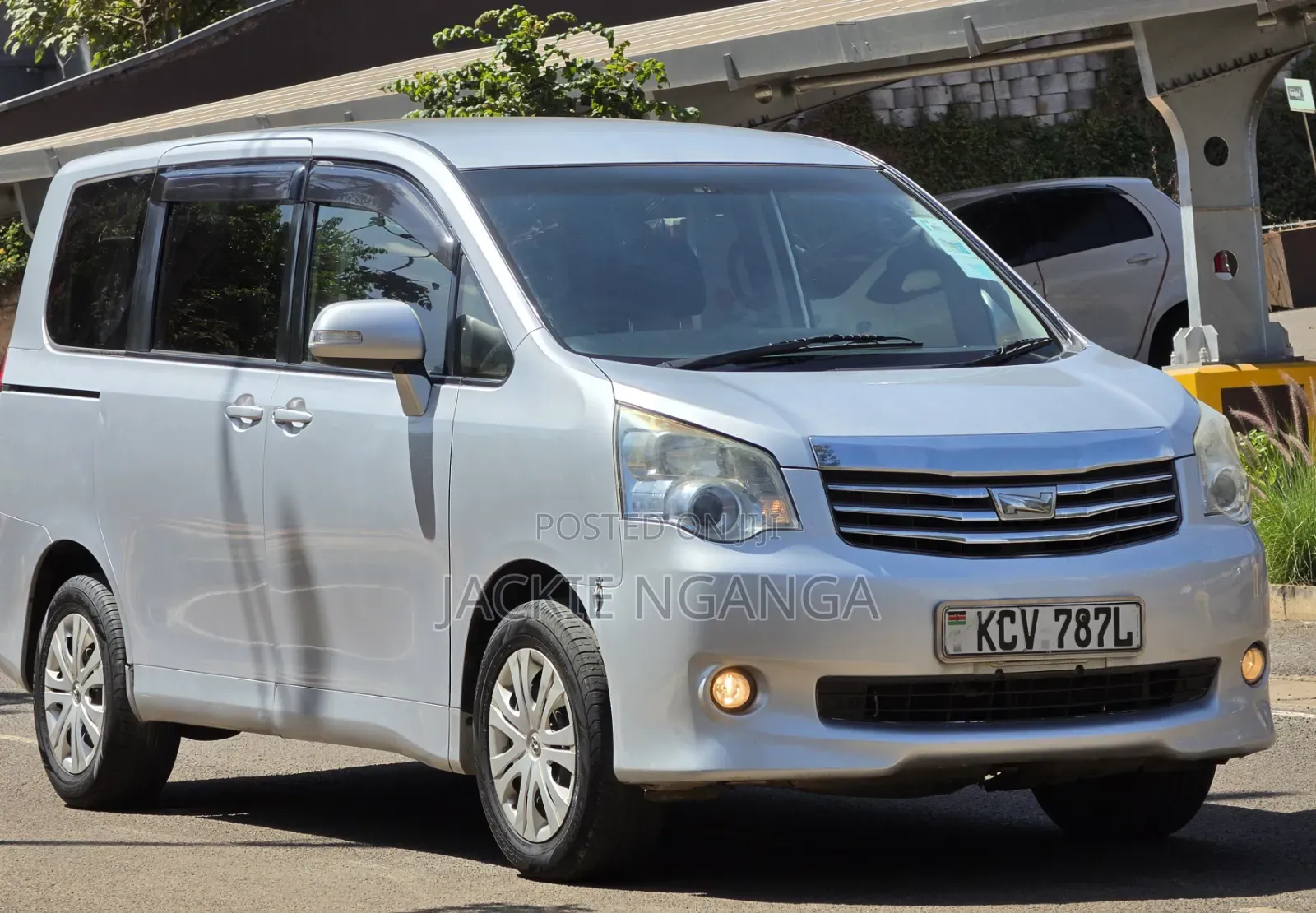 Toyota Noah 2012 Silver