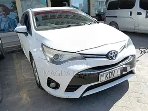 Toyota Avensis 2019 Off white