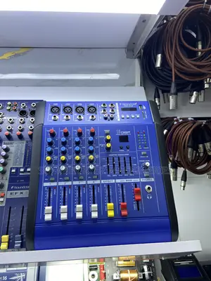 Max PMX402DU 4-Channel Powered Mixer