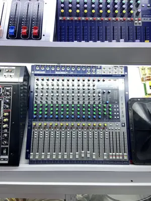 Soundcraft Signature 16 Analog 16-Channel Audio Mixer