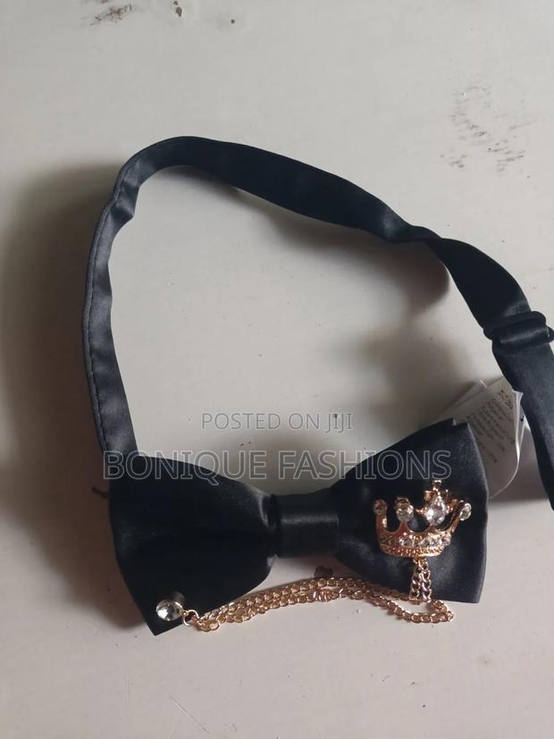 Crown Brooch & Chain Black Bow - main view