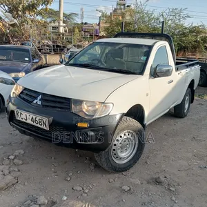 Mitsubishi L200 Club Cab 2.5 180hp 4WD 2015 White