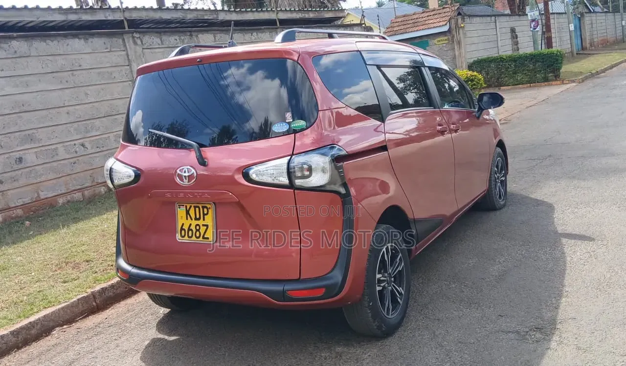 Toyota Sienta 2017 Brown