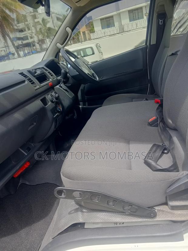 Toyota HiAce 2019 White - thumbnail 9