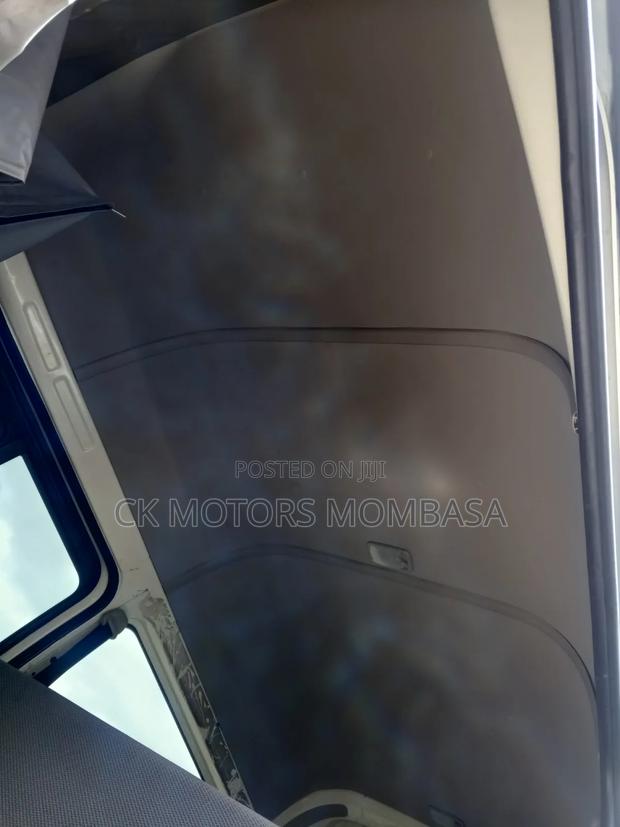 Toyota HiAce 2019 White - thumbnail 12