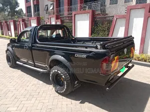 Isuzu D-MAX 2012 Black
