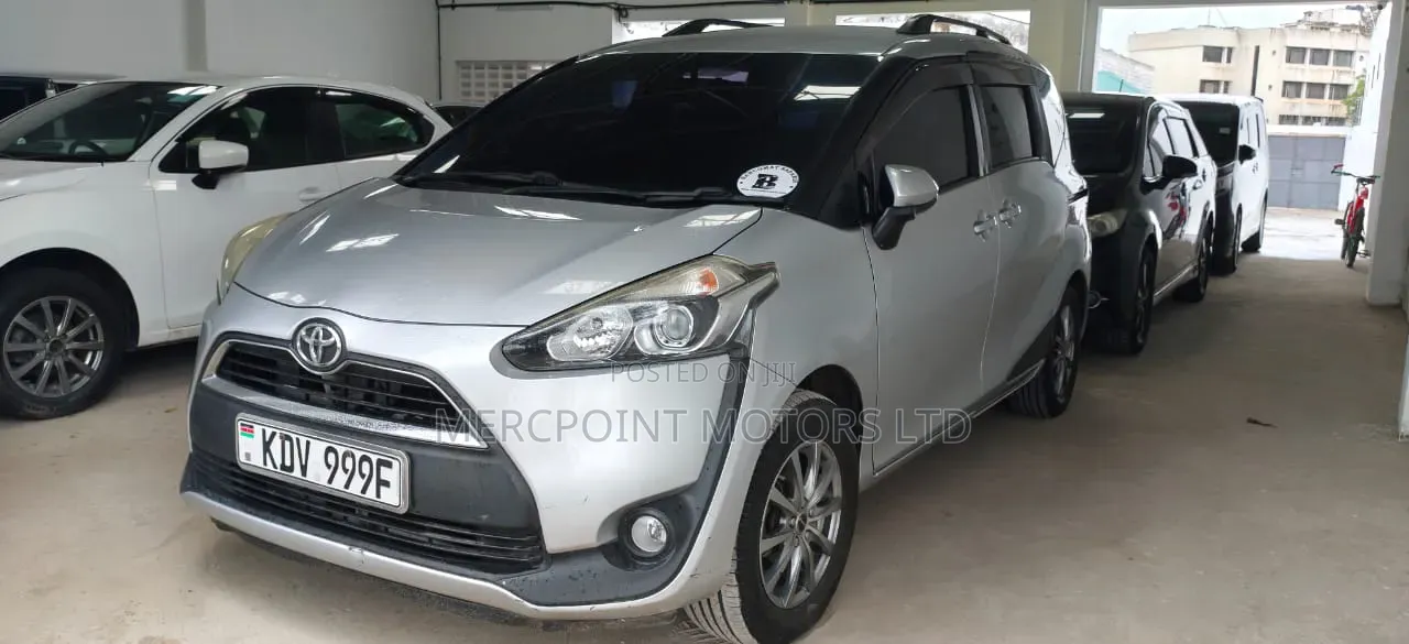 Toyota Sienta 2018 Silver