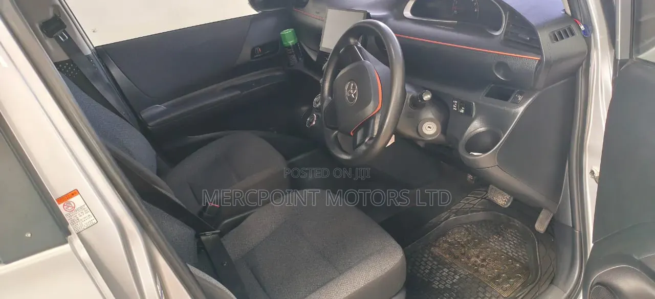 Toyota Sienta 2018 Silver